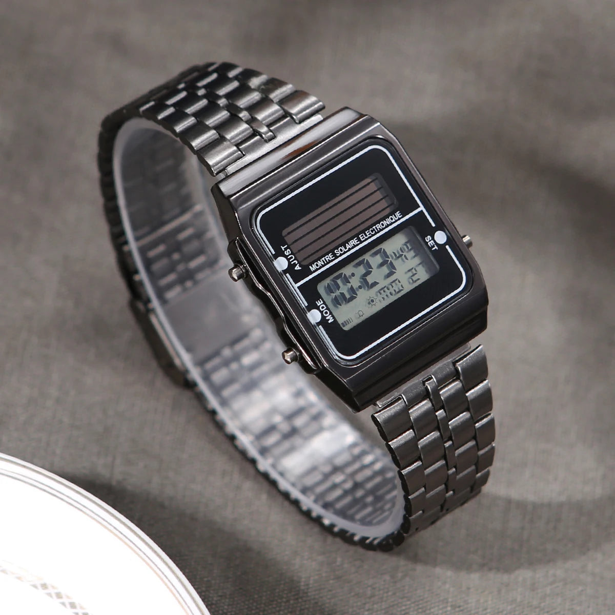Montre Électronique Solaire Tactique – Carré Compact Unisexe - BLACKBEARD OUTDOOR INDUSTRIES