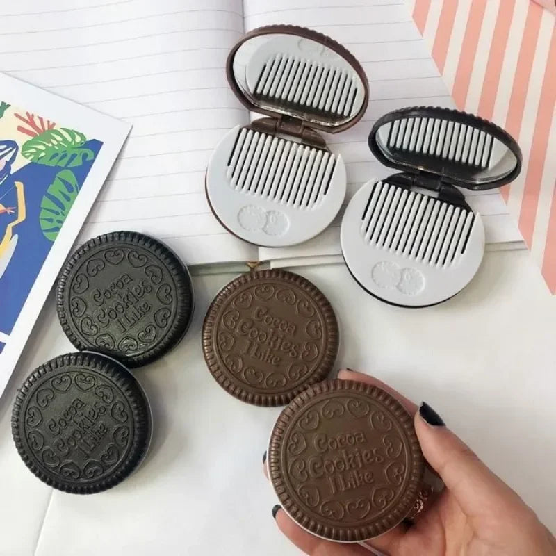 Miroir de Maquillage Pliable en Forme de Biscuit au Chocolat – Avec Peigne Intégré - BLACKBEARD OUTDOOR INDUSTRIES
