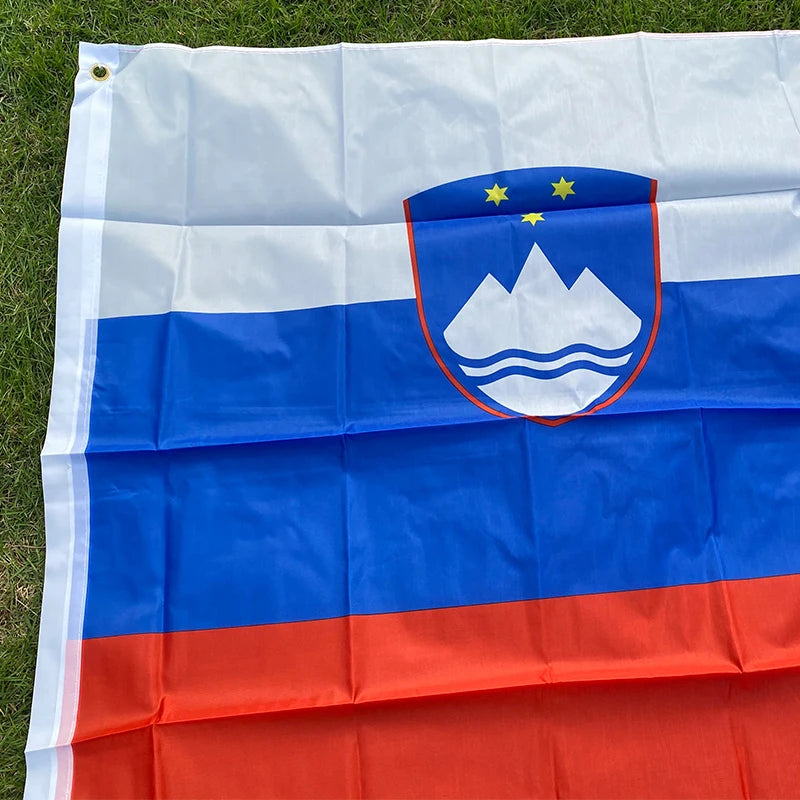 Drapeau de la Slovénie 90x150 cm – Bannière en Polyester pour Décoration (Intérieur et Extérieur) BLACKBEARD OUTDOOR INDUSTRIES
