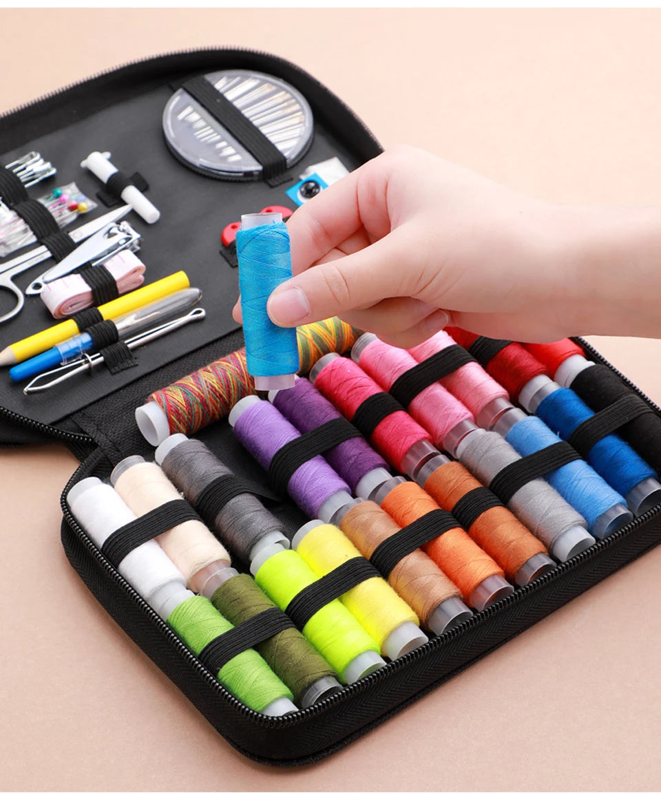 Kit Complet de Couture avec Fils, Aiguilles, Ciseaux, Mètre Ruban, Boutons - Set de Couture Portable pour DIY, Broderie, et Travaux Manuels BLACKBEARD OUTDOOR INDUSTRIES