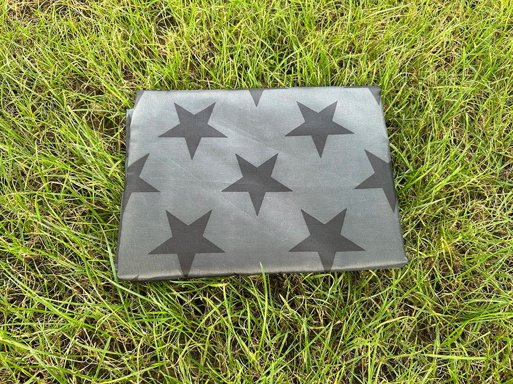 Drapeau Américain Noir – 90x150 cm – Drapeau en Polyester Suspendu – Décoration Intérieure et Extérieure BLACKBEARD OUTDOOR INDUSTRIES