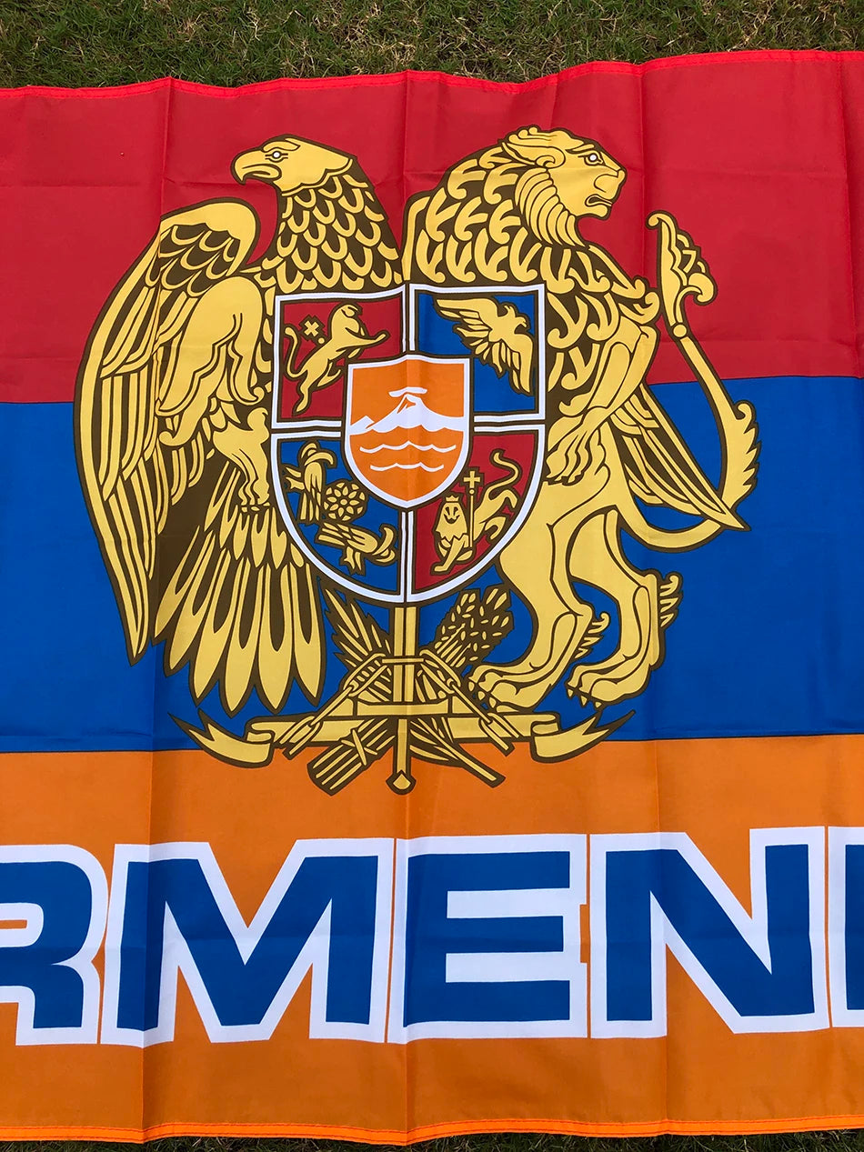 Drapeau National de l'Arménie avec Emblème National - 90x150 cm - Polyester - Drapeau Suspendu pour Décoration BLACKBEARD OUTDOOR INDUSTRIES