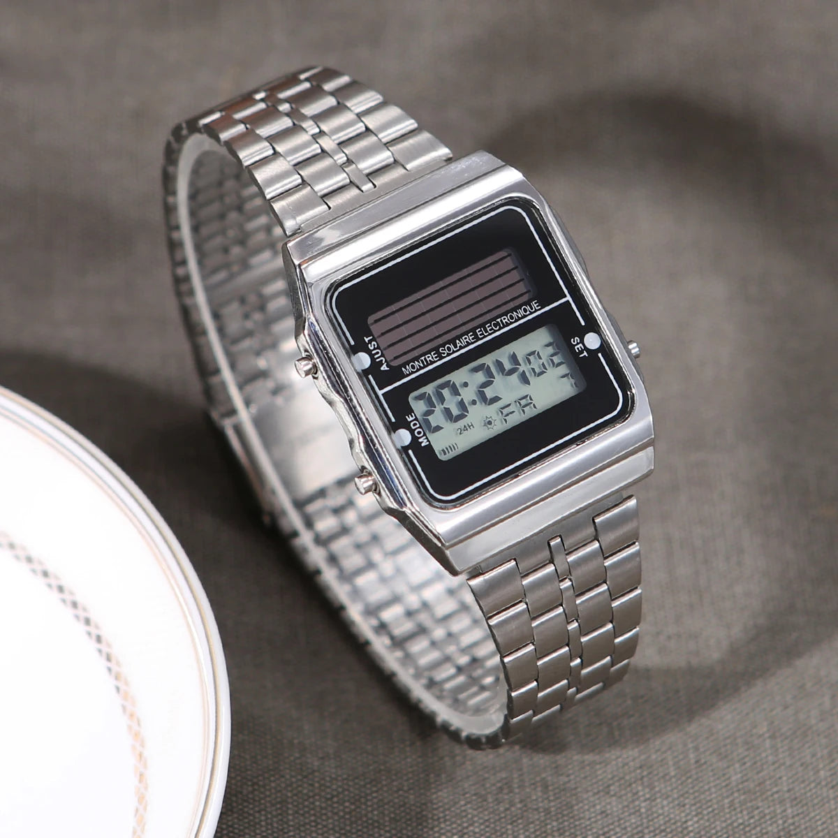 Montre Électronique Solaire Tactique – Carré Compact Unisexe - BLACKBEARD OUTDOOR INDUSTRIES