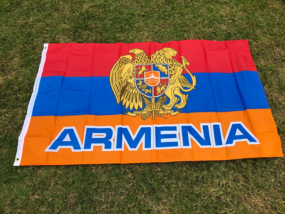 Drapeau National de l'Arménie avec Emblème National - 90x150 cm - Polyester - Drapeau Suspendu pour Décoration BLACKBEARD OUTDOOR INDUSTRIES