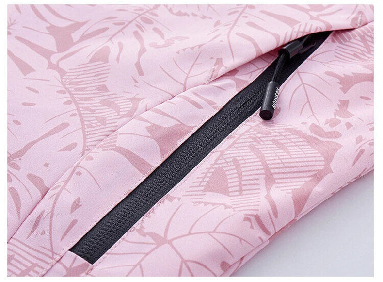 Veste de Sport pour Femme avec Imprimé Feuilles – Veste Outdoor Déperlant, Imperméable et Coupe-Vent avec Capuche Détachable – Idéale pour la Randonnée et les Activités de Loisirs - BLACKBEARD OUTDOOR INDUSTRIES