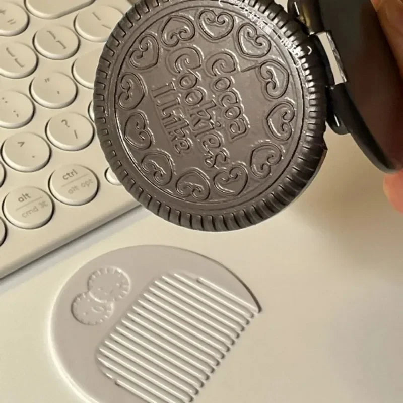 Miroir de Maquillage Pliable en Forme de Biscuit au Chocolat – Avec Peigne Intégré - BLACKBEARD OUTDOOR INDUSTRIES