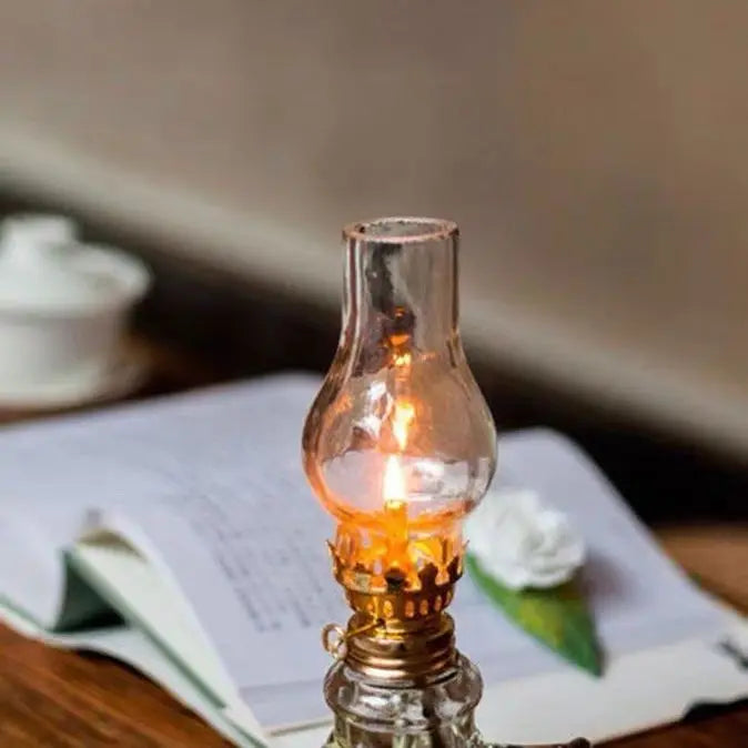 Lampe à Huile Miniature avec Abat-Jour – Lampe de Table Vintage en Verre pour Décoration, Anniversaires, Mariages, Dîner et Éclairage d'Urgence - BLACKBEARD OUTDOOR INDUSTRIES