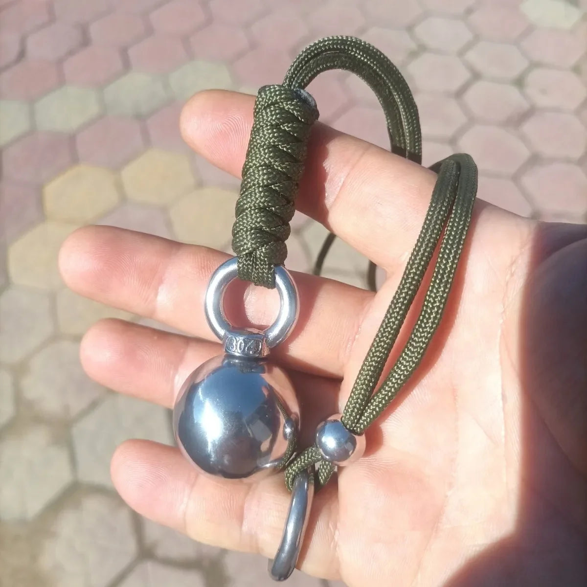 Collier de Défense Personnelle "Ball Pendant" – Outil de Protection Sécuritaire en Acier Inoxydable pour Hommes et Femmes - BLACKBEARD OUTDOOR INDUSTRIES