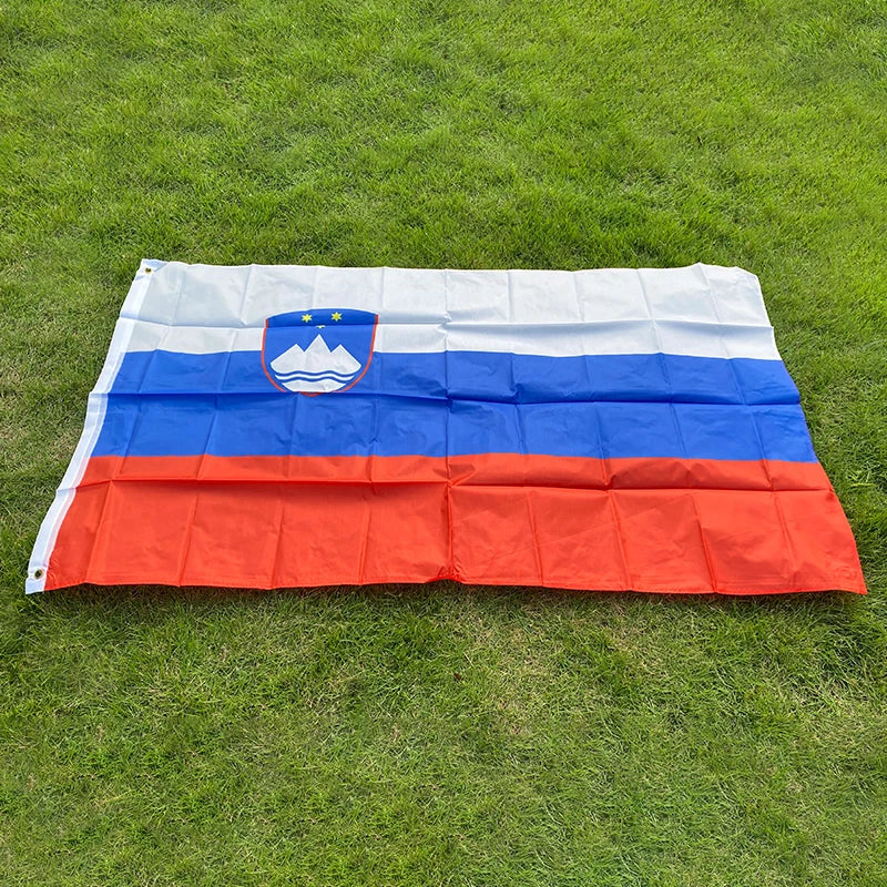 Drapeau de la Slovénie 90x150 cm – Bannière en Polyester pour Décoration (Intérieur et Extérieur) BLACKBEARD OUTDOOR INDUSTRIES
