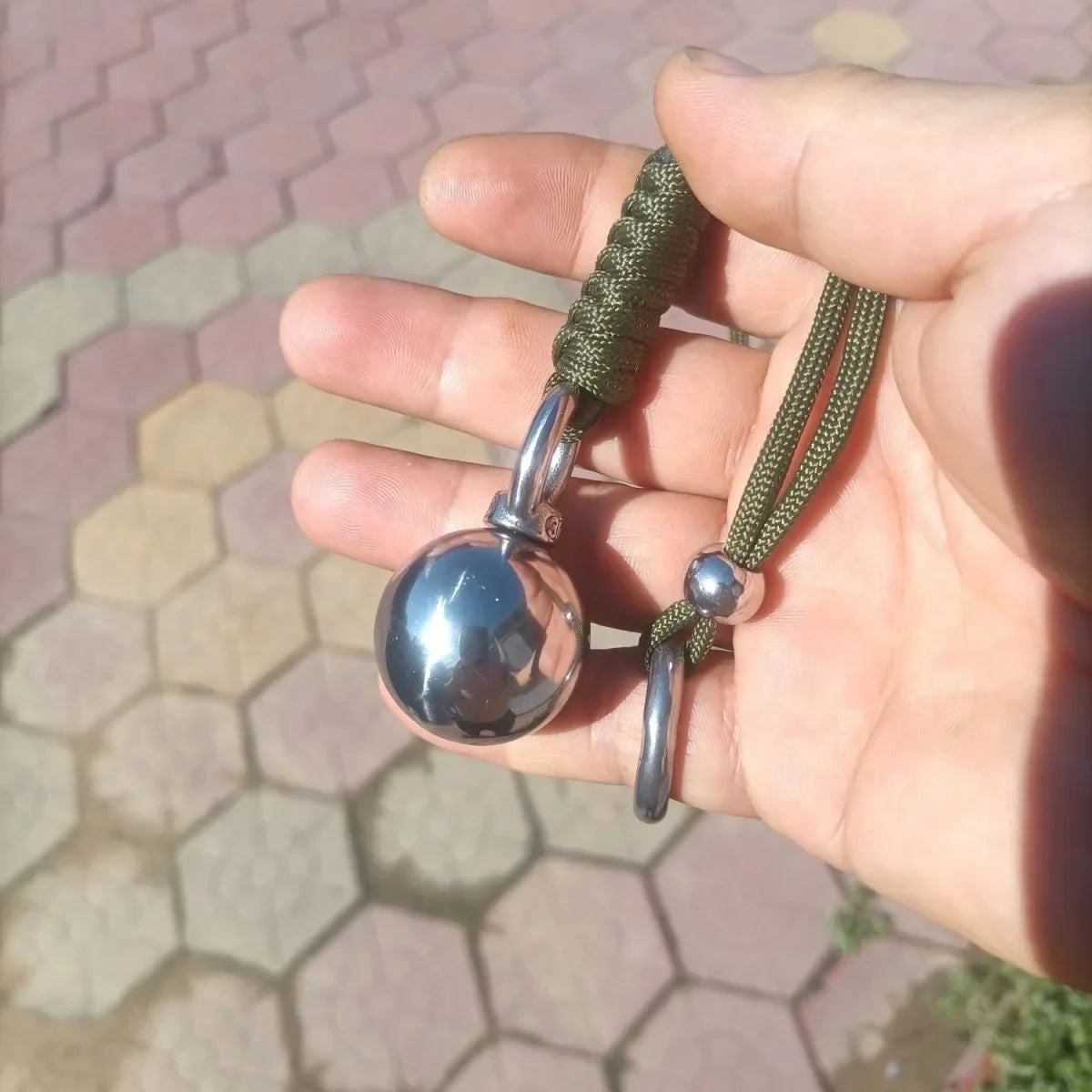 Collier de Défense Personnelle "Ball Pendant" – Outil de Protection Sécuritaire en Acier Inoxydable pour Hommes et Femmes - BLACKBEARD OUTDOOR INDUSTRIES
