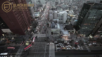 Vidéo promotionnelle du Guardian 360, étui rotatif pour matraque télescopique. L’accessoire est présenté en gros plan, noir en ABS robuste, fixé sur une ceinture via un paddle. Démonstration de sa rotation complète à 360° avec 16 positions de verrouillage et d’un dégainage rapide de la matraque. Mise en avant de son design tactique, destiné aux forces de l’ordre, agents de sécurité et amateurs de self-défense.